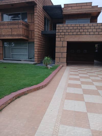 A BEAUTIFUL 33 MARLA MEADOWS VILLAS