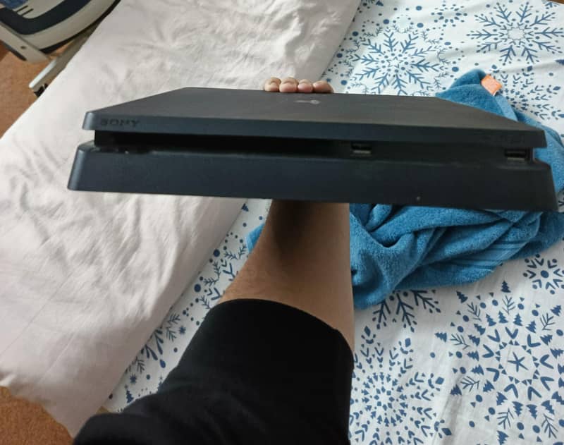PS4 Slim 1
