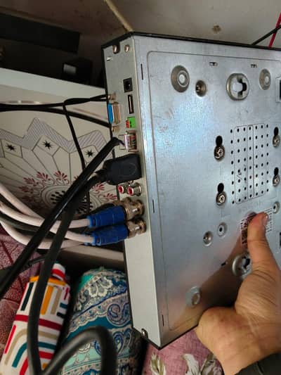 Hikvision camera wifi completely 4 camera and 17"LeD, with wire