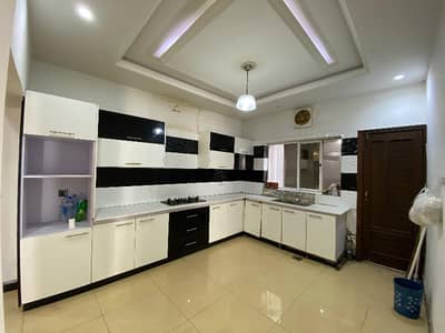 Prime Location 10 Marla Upper Portion Available For Rent