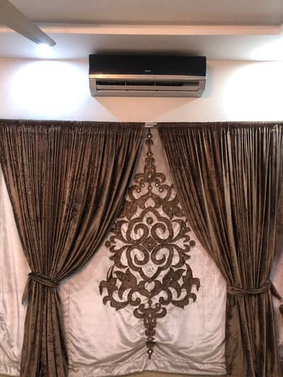 excellent condition curtains and motive blind