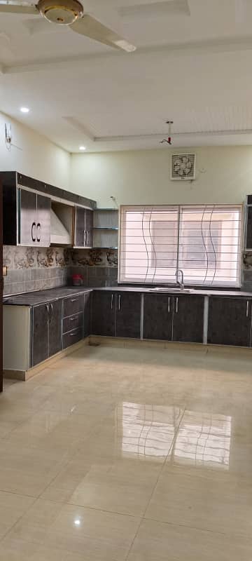 defence raya 10 Marla Upper Portion For Rent In Bahria Town Lahore