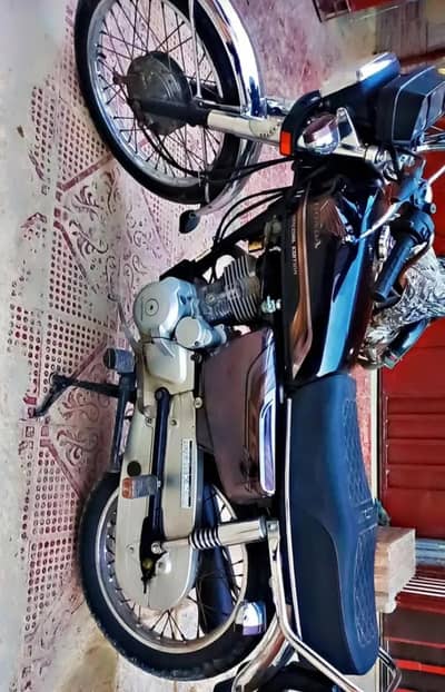 Im selling my Bike Honda CG 125 Special Edition Self start