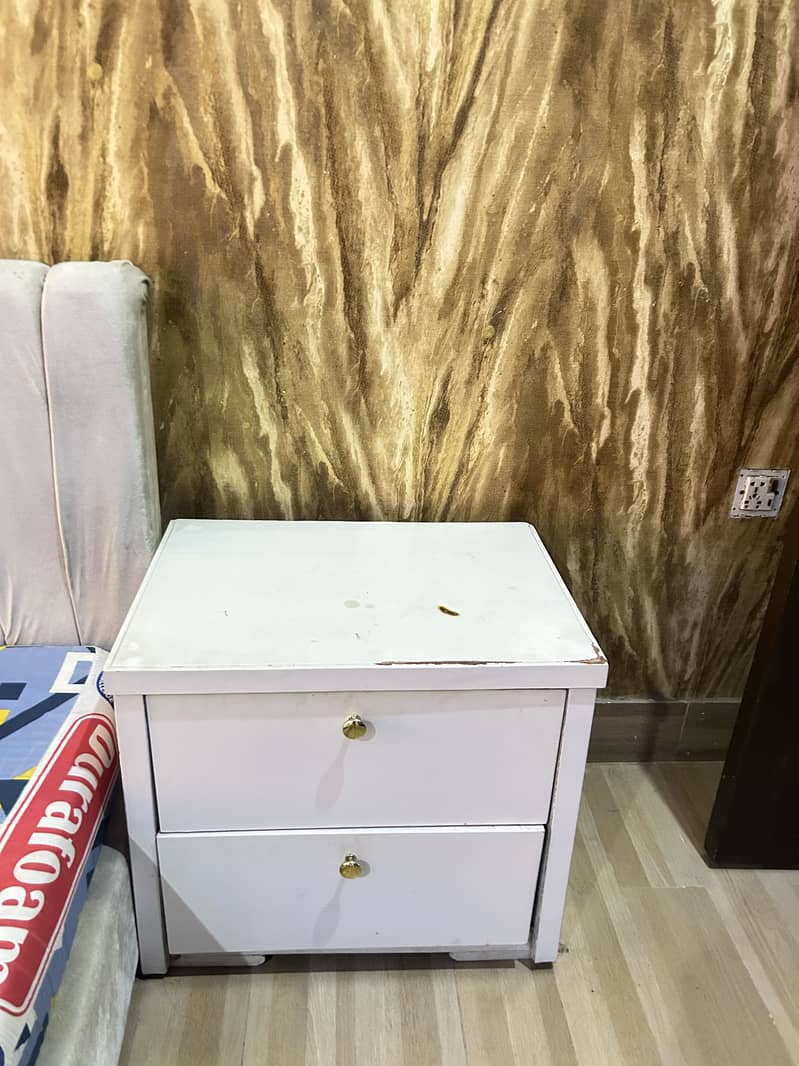 2 separate single beds 4