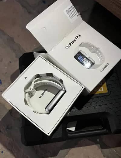 Samsung Galaxy Fit 3 band jst 1 mnth use cndtn brnd new 2 extra strap