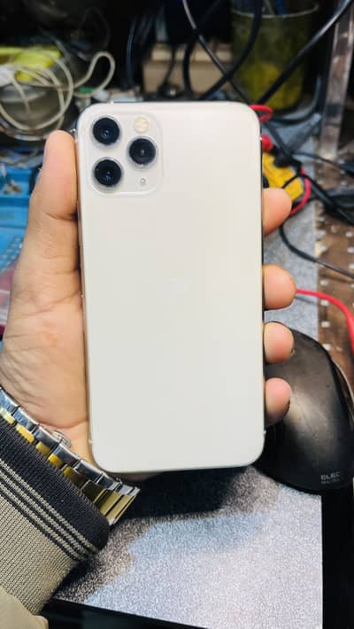 i phone 11 pro water pack condition 10 /10 all ok