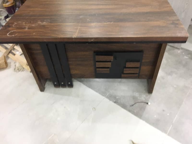 OFFICE TABLE 0