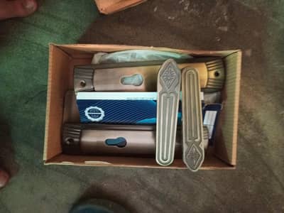 ایک عدد ہینڈل لاک دریوازہ لا براہے فروخت ہے