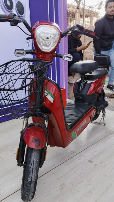 YJ FUTURE ELECTRIC SCOOTY LOOKS LIKE NEW ZERO METER