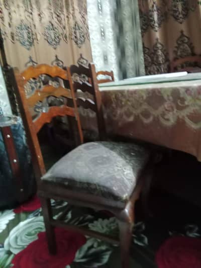 i m seeling my dinning table dud condition 03231412976