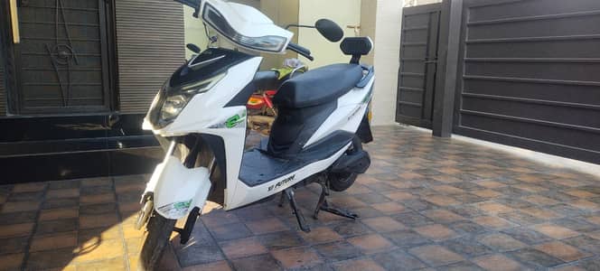 YJ future green power Scooty