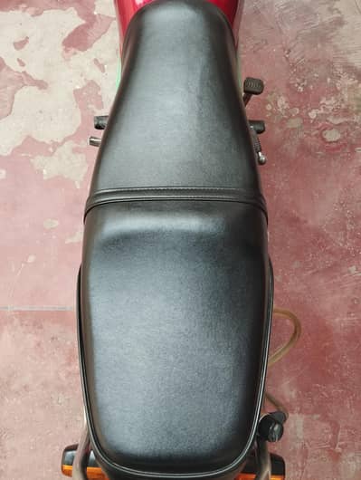CD 70 Jenuine Seat  With Imported Ragzine Posish