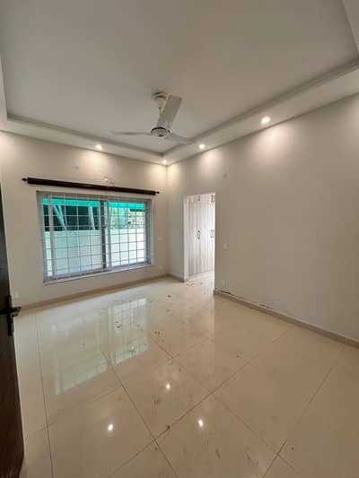 10 Maral Full House 4 Bed Accommodation 2 American Kitchen 1 Servent Two Species TV Lounge Available For Rent In Bahria Enclave