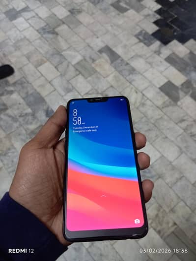 oppo a3s one hand use