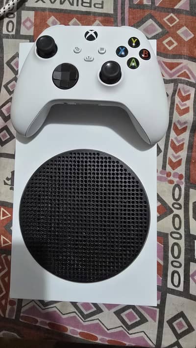 XBOX SERIES S almost new, H2H possible in sahiwal/lahore/Faisalabad