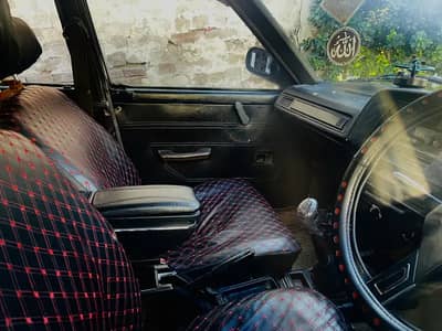 Toyota corolla 1982 original White hai uspa black clour krwaya hua hai