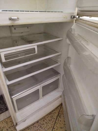 sell sell sell refrigerator with low price.