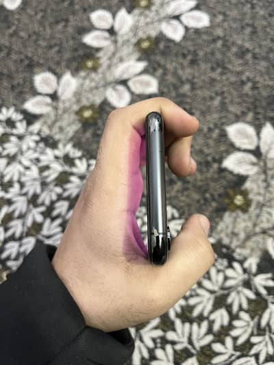 Iphone xs jv 64 10/10 condition bh 77% doit screnn