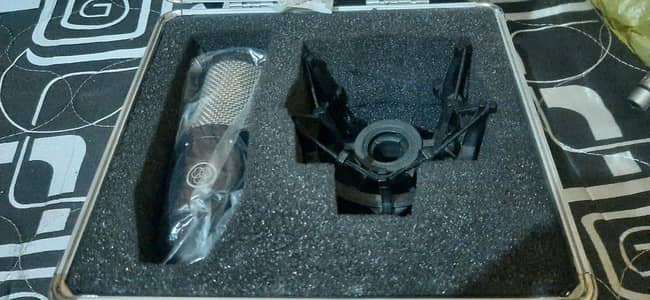 AKG p220 condenser mic Large daipharam excillent condition