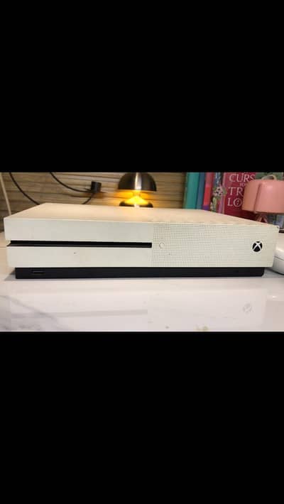 1 time used 10|10 condition Xbox 1s with 2 controller
