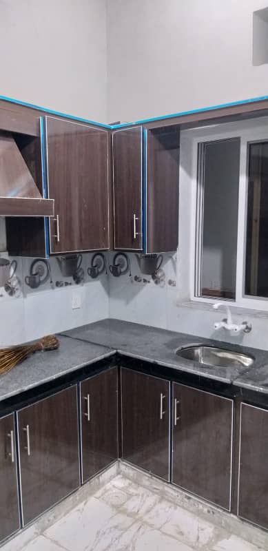 MadinaTown y block 5 Marla seprad lower porstion for rent