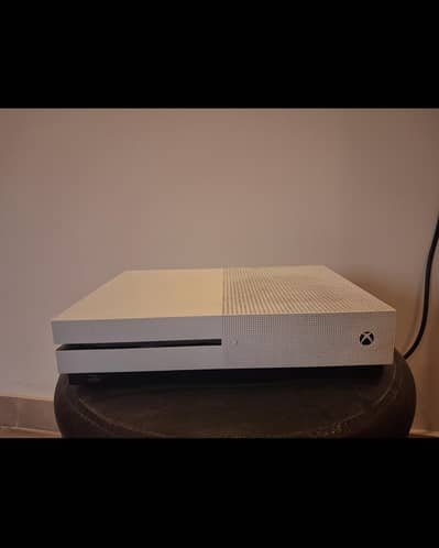 xbox one S with 5 cds.