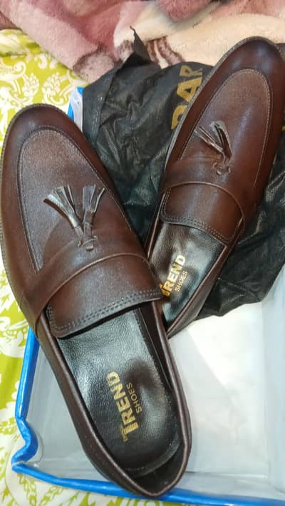 selling this new pair of shoe