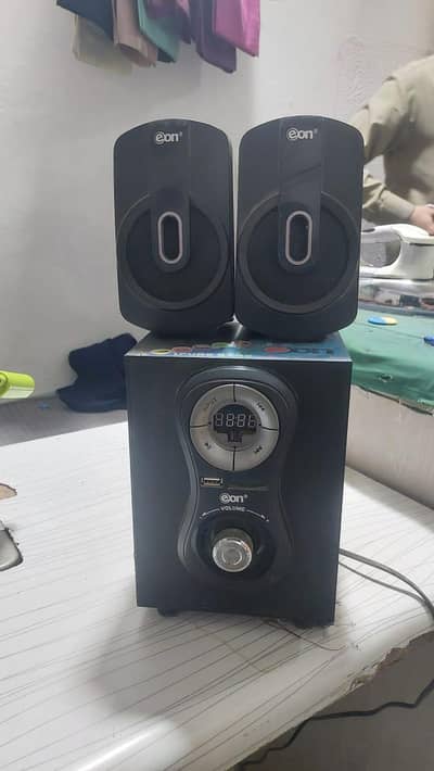 oen speak sund Bluetooth with box remote. . .