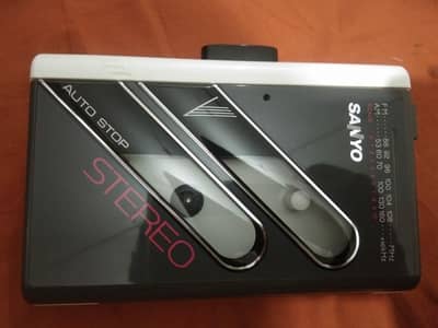 vintage Sanyo cassette player Radio  with box new condition