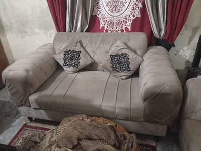 Sofa set mukamal 5 setar bohat Kam use hua Hy