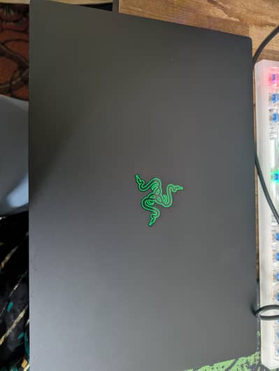Razer gaming laptop i7 9750h CPU @2. . 60hz 16 ram Rtx 2060 144hz screen