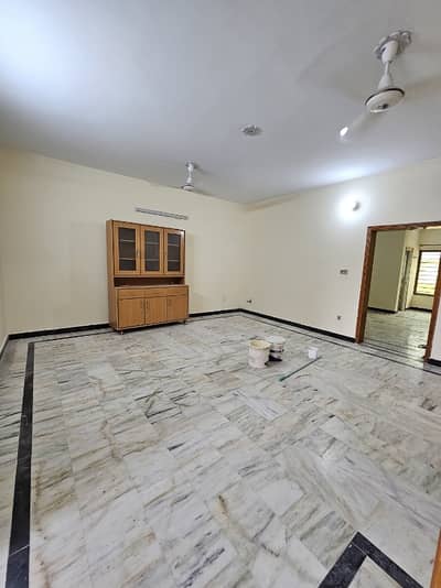 10 Marla Upper Portion All Facilities Available Meters Separate (WITHOUT ROOF) Available In G-13/3