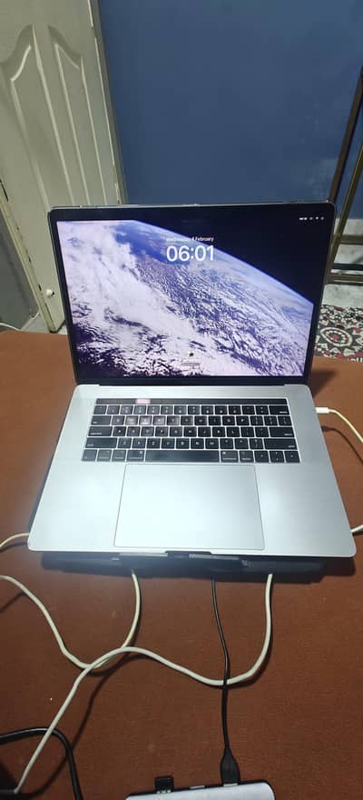 macbook pro 15inch 2018.32gb ram 4gb  vga 512gb HD