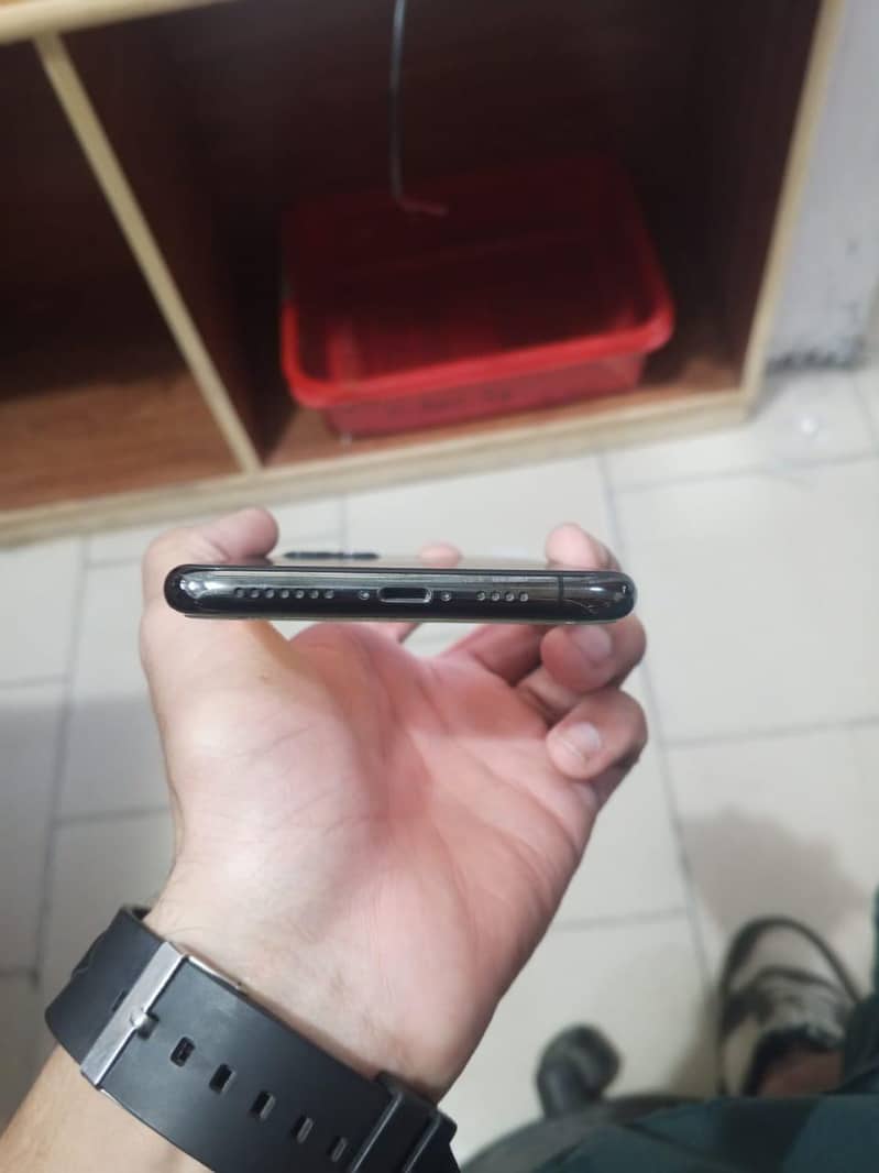 iPhone 11 Pro Max 64GB | Water Pack | 88% Battery | Original 3