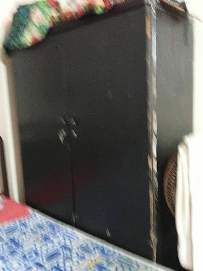 2 door Almari hai 2 draz hai and good condition