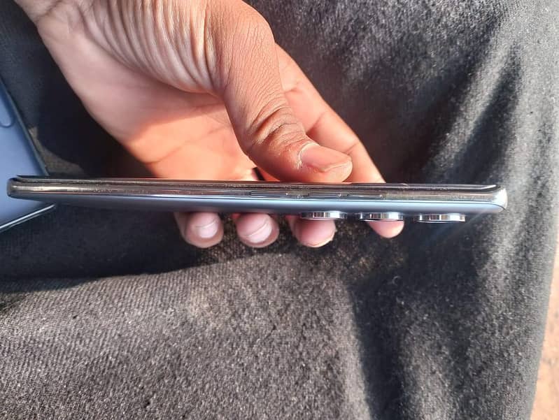 TECNO CAMON 40 PRO 1