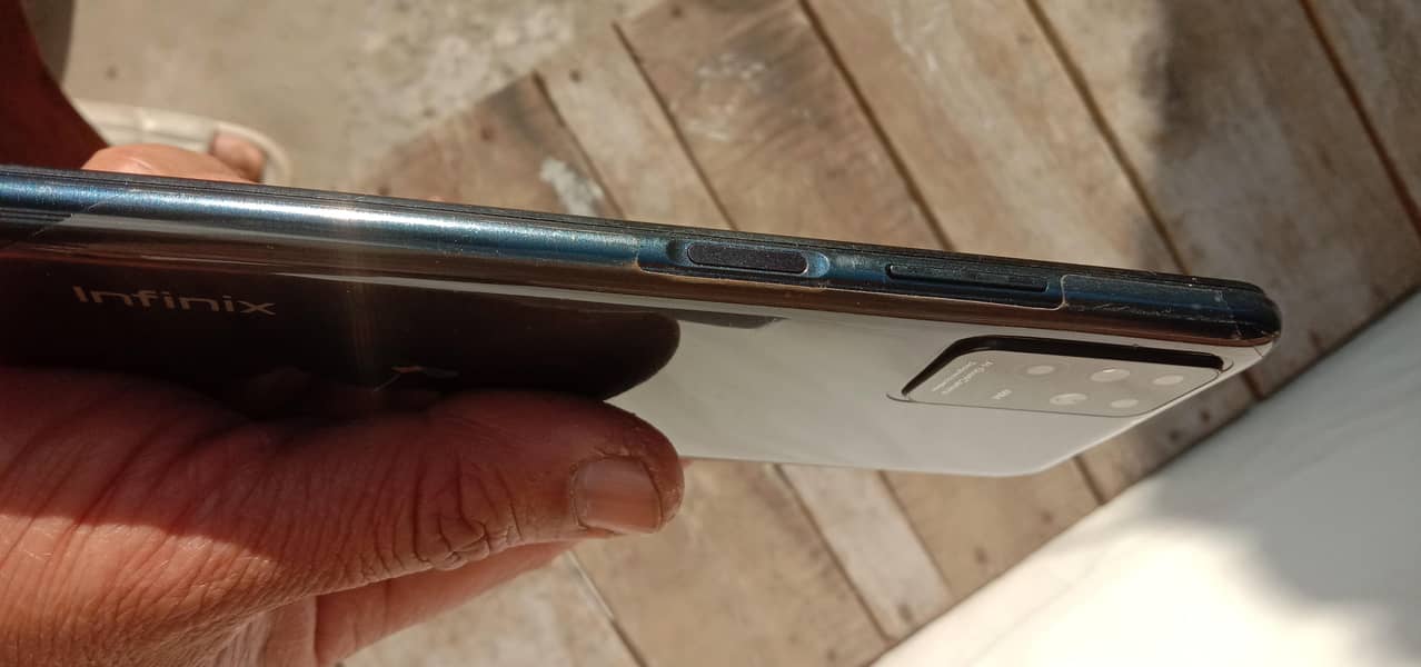 Condition like new اوریجنل چارجر موبائل کے ساتھ ملے گا۔ ڈبہ نہی ھے 2