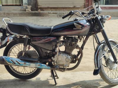 HONDA 125 (2015). . . . . . READY TO RIDE  no work needed.