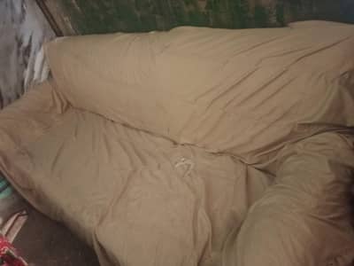 Three seater sofa original kikkar lakri