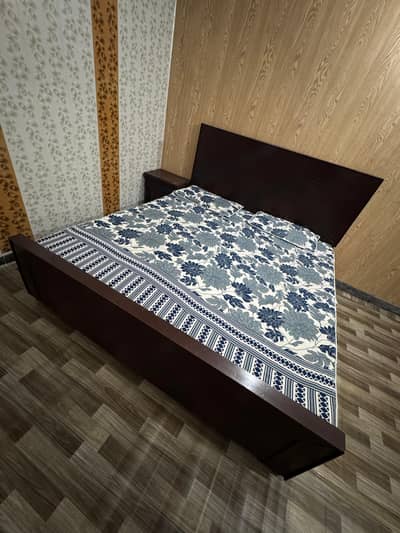 king size bed with 2 side table's