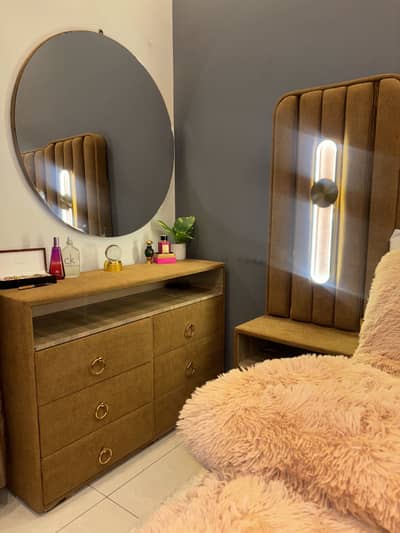 Dressing vanity for sale with mirror