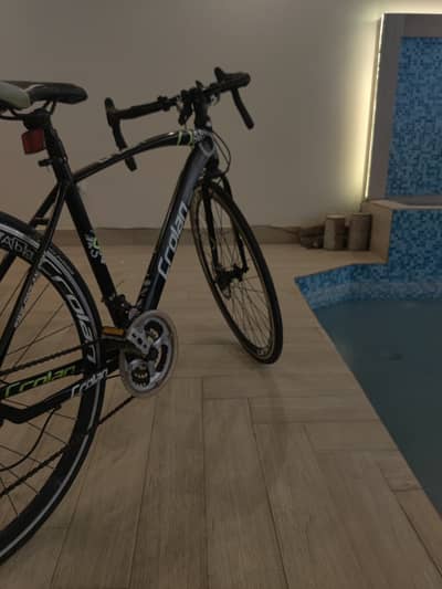 CROLAN 28 INCH ROAD BIKE. (2 months used)