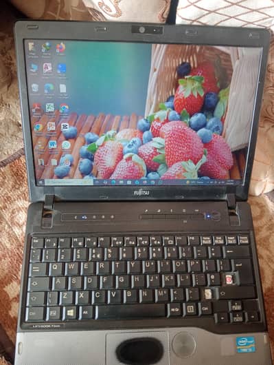 Fujitsu core i3 4/128