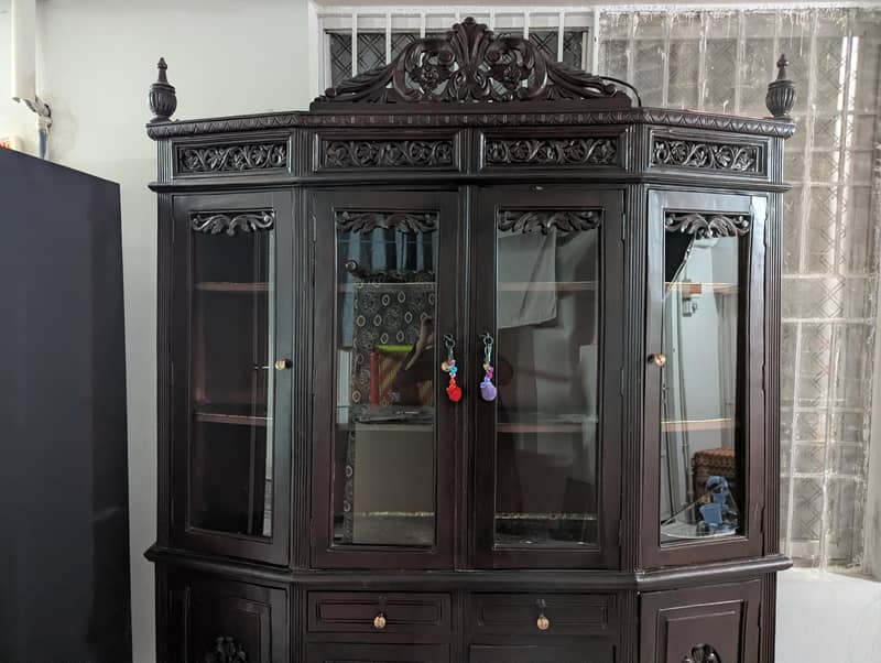 شاہانہ ہینڈ کارونگ لکڑی کا شوکیس – کلاسک اور لگژری ڈیزائن 0