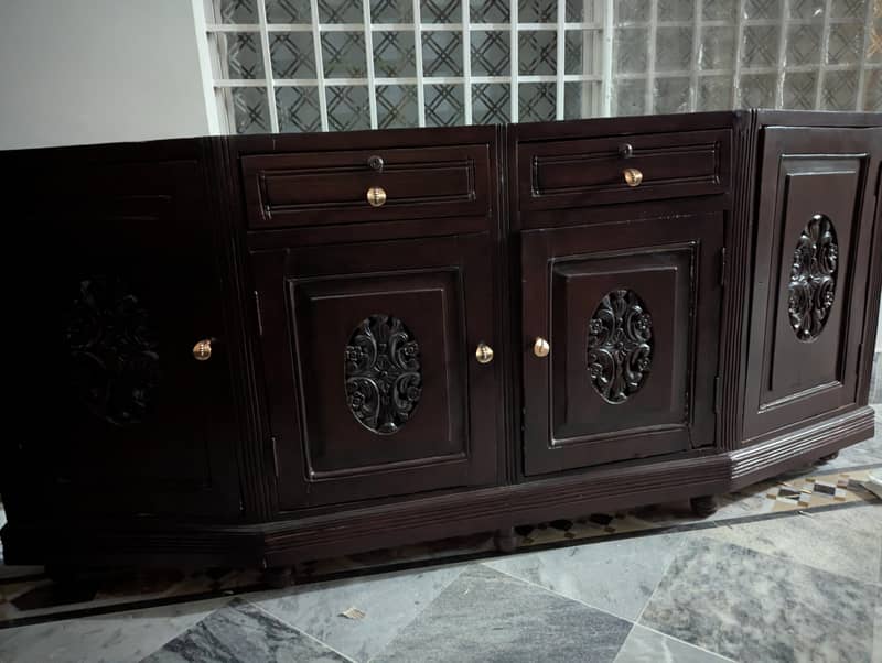 شاہانہ ہینڈ کارونگ لکڑی کا شوکیس – کلاسک اور لگژری ڈیزائن 6