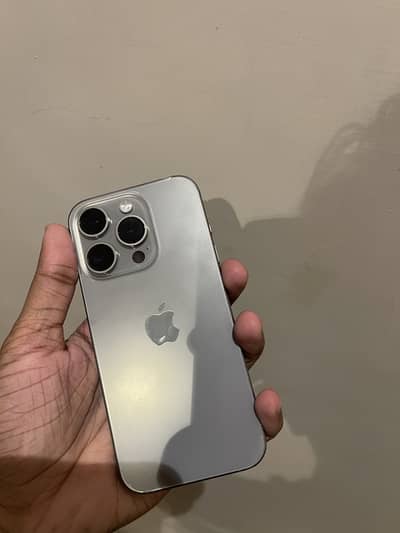 iPhone 15 pro Natural Titanium