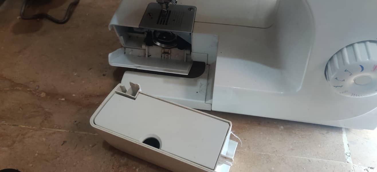 Singer Sewing Machine 8