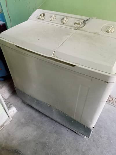 Hair wasing machine 10 kg. diray kharab hy.