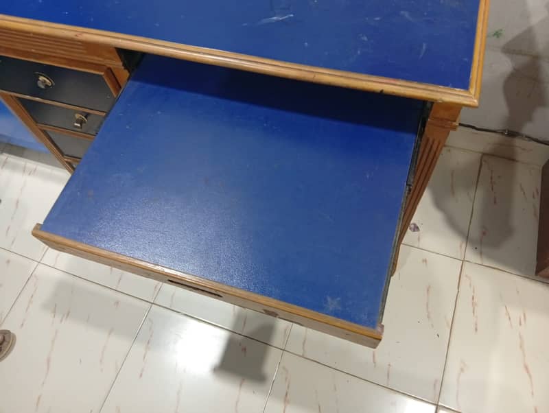 Computer table (Negotiable) 2