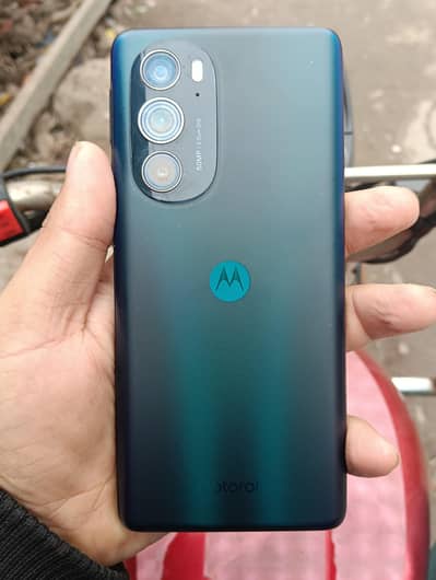 Motorola edge 30 pro.